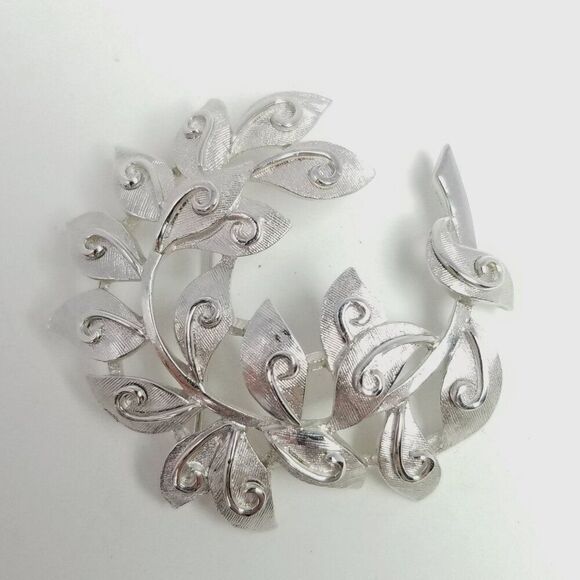 Vintage Crown Trifari Silver Tone Leaf Feather Shape Brooch Lapel Pin, Signed - Picture 2 of 7